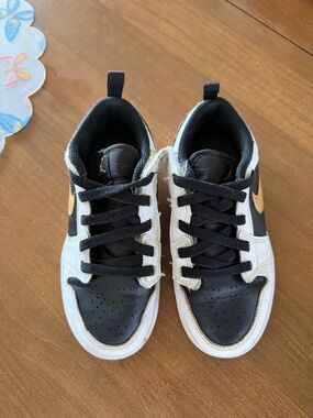 Nike Kids Black, White & Gold Low-Top Sneakers